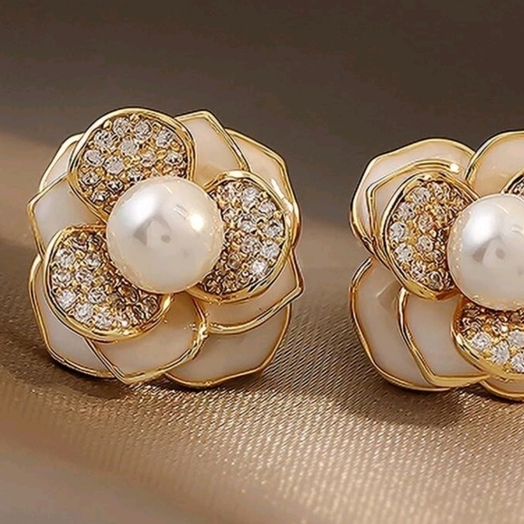 💖 2/$30 Flower white & gold pearl rhinestones boho small Stud dainty Earrings - Picture 5 of 8